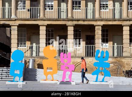 Un membre du public voit une installation intitulée People Play, par l'artiste Alice Irwin, au Piece Hall à Halifax. Banque D'Images