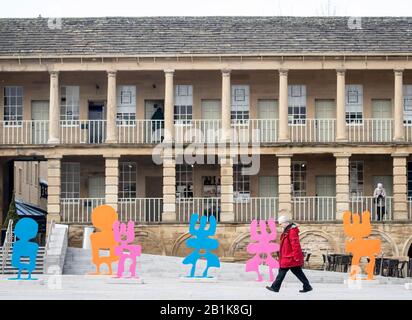 Un membre du public voit une installation intitulée People Play, par l'artiste Alice Irwin, au Piece Hall à Halifax. Banque D'Images