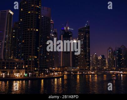 Dubaï, Émirats arabes Unis - 10 MARS 2017 : bâtiments modernes à Dubai Marina, Dubaï, Émirats arabes Unis. Dans la ville de canal artificiel d'une longueur de 3 kilomètres le long de la Perse Banque D'Images