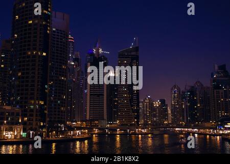 Dubaï, Émirats arabes Unis - 10 MARS 2017 : bâtiments modernes à Dubai Marina, Dubaï, Émirats arabes Unis. Dans la ville de canal artificiel d'une longueur de 3 kilomètres le long de la Perse Banque D'Images