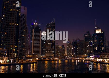 Dubaï, Émirats arabes Unis - 10 MARS 2017 : bâtiments modernes à Dubai Marina, Dubaï, Émirats arabes Unis. Dans la ville de canal artificiel d'une longueur de 3 kilomètres le long de la Perse Banque D'Images