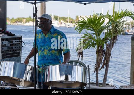 Un jamaïcain portant une chemise bleue et jaune joue de la musique reggae pour les clients au Shrimpers Grill and Raw Bar à Port Salerno, Floride, États-Unis. Banque D'Images