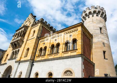 Fussen, Allemagne – 29 Juin 2016. Bâtiment et tour du château de Schloss Neuschwanstein dans le village de Hohenschwangau, près de Fussen, avec des montagnes dans Banque D'Images