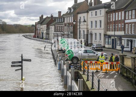 Bewdley, Royaume-Uni. 26 février 2020. Les eaux d'inondation de la ville de Worcestershire Bewdley sont encore en hausse avec la prévision de la rivière Severn pour pic ce soir vers 20h00. De nombreux résidents risquent encore d'être inondées d'eau dans leurs propriétés, les services d'urgence continuant d'assurer la sécurité des habitants de Bewdley. Un trio de véhicules de l'Agence de l'environnement garés par les barrières de protection contre les inondations à Bewdley indiquent la situation critique actuelle ici dans le Worcestershire, les fonctionnaires étant à l'affût du niveau d'eau de la rivière Severn. Crédit : Lee Hudson/Alay Live News Banque D'Images