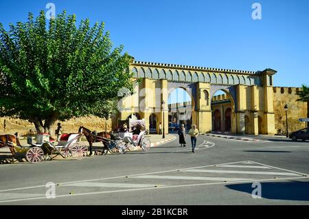 Meknes, Maroc - 19 novembre 2014 : personnes non identifiées et riches entraîneurs à cheval décorés devant Bab Moulay Ismael Banque D'Images