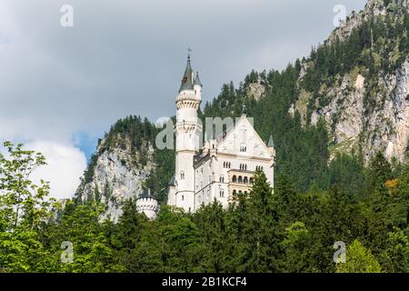 Fussen, Allemagne – 29 Juin 2016. Vue extérieure du château de Schloss Neuschwanstein, dans le village de Hohenschwangau, près de Fussen, avec des montagnes en toile de fond. Banque D'Images