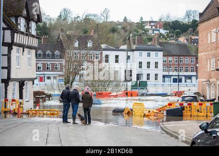 Bewdley, Royaume-Uni. 26 février 2020. Les eaux d'inondation de la ville de Worcestershire, à Bewdley, sont toujours en hausse, et la rivière Severn devrait culminer ce soir vers 20 heures. De nombreux résidents sont toujours exposés à des inondations qui pénètrent dans leurs propriétés, car les services d'urgence poursuivent leurs efforts pour assurer la sécurité des habitants de Bewdley. Ces résidents se tiennent à Beale's Corner et regardent comme la catastrophe se déroule encore devant leurs yeux. Crédit: Lee Hudson/Alay Live News Banque D'Images