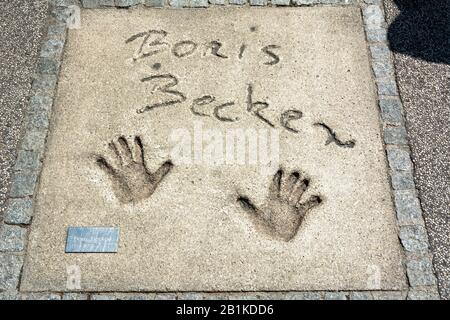 Munich, Allemagne – 1er Juillet 2016. Marque de l'ancien joueur de tennis professionnel du monde allemand n° 1 Boris Becker avec les mains et les signets dans le béton à th Banque D'Images