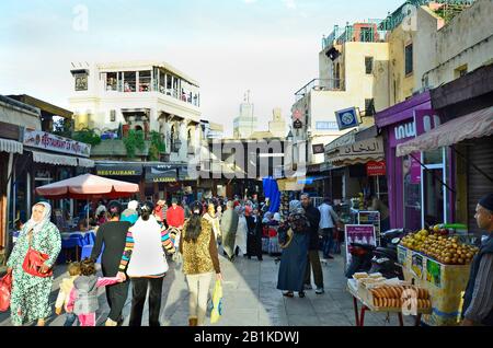 Fes, Maroc - 20 novembre 2014 : foule non identifiée de personnes dans le centre commercial souk Fes-el Bali Banque D'Images