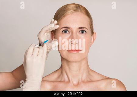 Chirurgie Plastique. Femme D'Âge Moyen Recevant Botox Injection Banque D'Images
