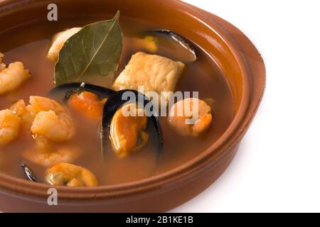 Soupe française à la bouillabaisse dans un bol isolé sur fond blanc Banque D'Images