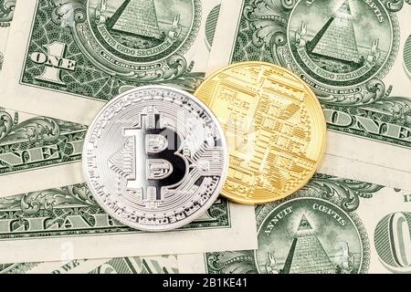 Cryptocurrency des Bitcoins se trouvant sur le billet en dollars américains. Concept commercial de nouvel argent numérique Banque D'Images