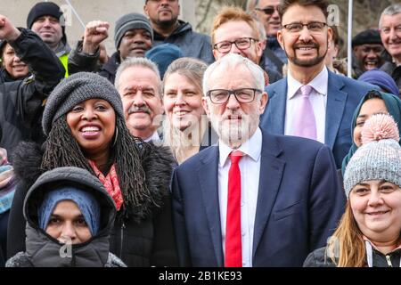 Westminster, Londres, Royaume-Uni. 26 février 2020. Jeremy Corbyn, Chef Du Travail, Avec Dawn Butler, Député. Corbyn, ainsi que John Mc Donnell, Dawn Butler et Ian Lavery, président du travail, et d'autres, s'expriment dans le cadre d'une manifestation organisée par le PCS (Syndicat des services publics et commerciaux) pour soutenir les travailleurs interservices en grève. Les travailleurs de la gestion des installations externalisés du Foreign and Commonwealth Office (FCO) de Londres ont commencé leur période de grève en novembre, parce qu'Interserve n'est pas prêt à reconnaître les SCP. Crédit: Imagetraceur/Alay Live News Banque D'Images