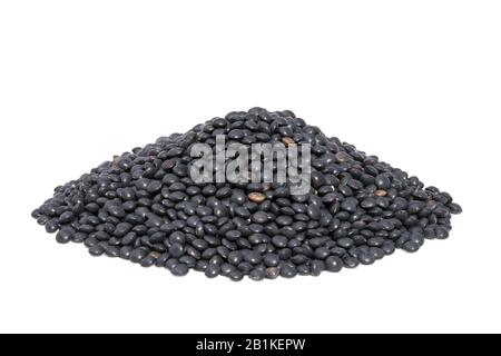 Béluga noir pieu Lentilles isolées sur fond blanc. Les lentilles sont riches en protéines, en glucides, en fibres et en matières grasses. Banque D'Images