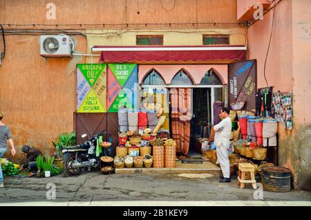 Marrakech, Maroc - 22 novembre 2014 : personnes non identifiées et épicerie avec différents biens Banque D'Images