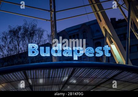 Le panneau de Budapest à l'heure bleue sur la roue ferris Budapest Eye Banque D'Images