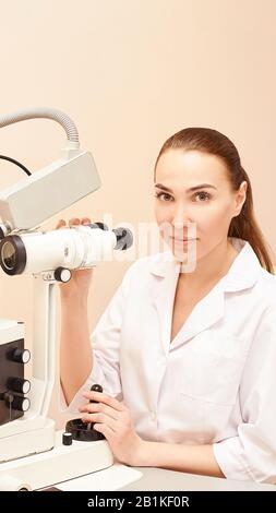 médecin ophtalmologiste en laboratoire d'opticiens d'examen avec patient féminin. Soins des yeux Banque D'Images