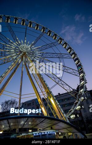 Le panneau de Budapest à l'heure bleue sur la roue ferris Budapest Eye Banque D'Images