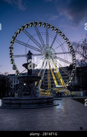 La ferris de Budapest Eye à l'heure bleue avec fontaine du Danube Banque D'Images