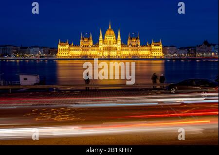 Image de longue exposition du Parlement hongrois à Budapest avec le Danube à l'aube Banque D'Images