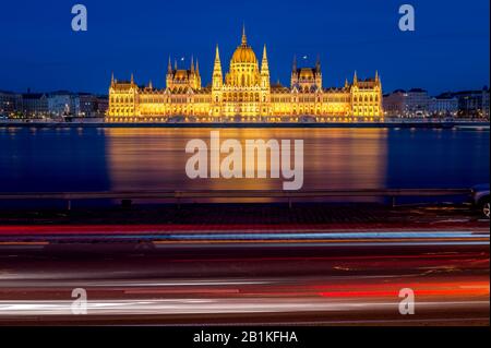 Image de longue exposition du Parlement hongrois à Budapest avec le Danube à l'aube Banque D'Images