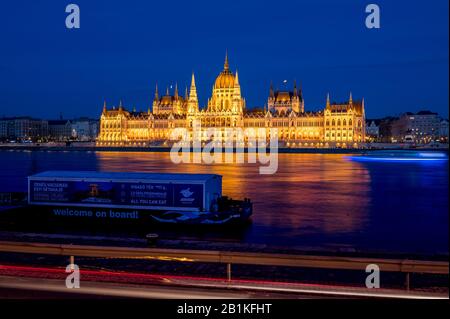 Image de longue exposition du Parlement hongrois à Budapest avec le Danube à l'aube Banque D'Images
