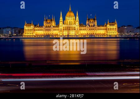 Image de longue exposition du Parlement hongrois à Budapest avec le Danube à l'aube Banque D'Images
