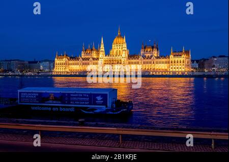 Image de longue exposition du Parlement hongrois à Budapest avec le Danube à l'aube Banque D'Images
