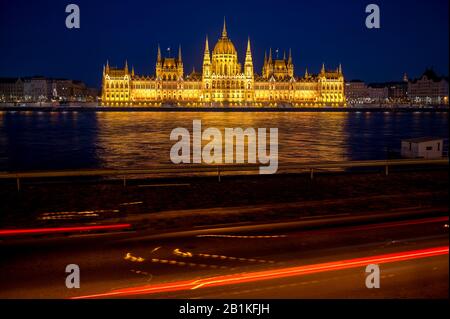Image de longue exposition du Parlement hongrois à Budapest avec le Danube à l'aube Banque D'Images