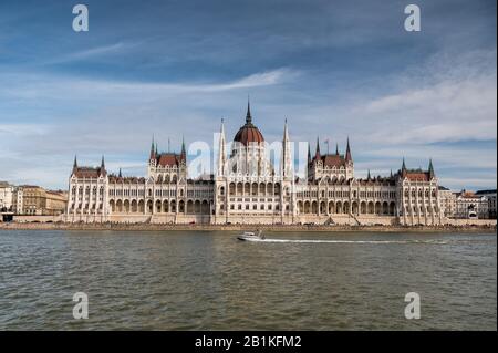 Croisière sur le Danube avec le Parlement hongrois à Budapest Banque D'Images