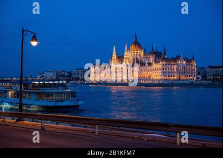 Image de longue exposition du Parlement hongrois à Budapest avec le Danube à l'aube Banque D'Images