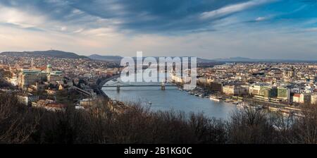 Vue panoramique depuis la colline de Gellert au-dessus de Budapest et du Danube, dans un magnifique éclairage du soir Banque D'Images