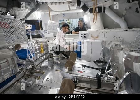 25 février 2020, Houston, Texas, États-Unis: Les journalistes explorent une maquette de la capsule spatiale Orion à la NASA à Houston qui transportera quatre astronautes dans les futures missions en grand espace sur la lune, un astéroïde ou Mars. Orion, remplaçant le concept de navette spatiale, sera lancé cet été dans le cadre d'une mission de lune sans pilote. (Image De Crédit : © Bob Daemmrich/Zuma Wire) Banque D'Images