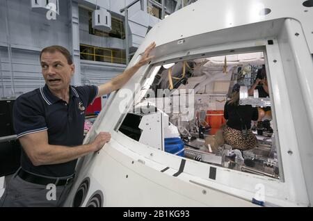 25 février 2020, Houston, Texas, États-Unis: L'astronaute Stan Love explique le fonctionnement du véhicule spatial Orion de nouvelle génération aux journalistes invités alors que la NASA se prépare à lancer Orion sans pilote sur la lune cet été. L'amour qui est astronaute depuis plus de 20 ans a été spécialiste de mission à la Station spatiale internationale STS-122 en 2008. (Image De Crédit : © Bob Daemmrich/Zuma Wire) Banque D'Images