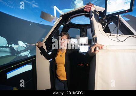 25 février 2020, Houston, Texas, États-Unis: Megan Daley de la NASA, directeur du Systems Engineering Simulator (ses) démontre ses capacités aux journalistes alors que l'agence spatiale américaine se prépare à appeler une nouvelle classe d'astronautes de 2021. Le laboratoire ses simule des dizaines de véhicules spatiaux et des opérations à la fois actuelles et conceptuelles. (Image De Crédit : © Bob Daemmrich/Zuma Wire) Banque D'Images