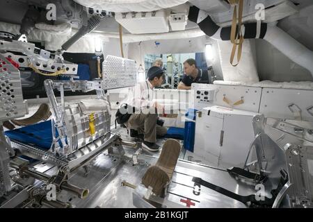 25 février 2020, Houston, Texas, États-Unis: Les journalistes explorent une maquette de la capsule spatiale Orion à la NASA à Houston qui transportera quatre astronautes dans les futures missions en grand espace sur la lune, un astéroïde ou Mars. Orion, remplaçant le concept de navette spatiale, sera lancé cet été dans le cadre d'une mission de lune sans pilote. (Image De Crédit : © Bob Daemmrich/Zuma Wire) Banque D'Images