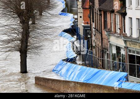 Ironbridge 26th février 2020 les eaux de crue de la rivière Severn compromettent les barrières de défense contre les inondations après les avoir forcées à traverser la route et à pénétrer dans les maisons et les magasins. Crédit : David Bagnall Banque D'Images