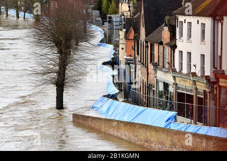 Ironbridge 26th février 2020 les eaux de crue de la rivière Severn compromettent les barrières de défense contre les inondations après les avoir forcées à traverser la route et à pénétrer dans les maisons et les magasins. Crédit : David Bagnall Banque D'Images