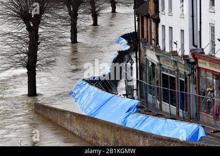 Ironbridge 26th février 2020 les eaux de crue de la rivière Severn compromettent les barrières de défense contre les inondations après les avoir forcées à traverser la route et à pénétrer dans les maisons et les magasins. Credit: David Bagnall/Alamy Live News inondation barrière flambage sous pression de l'agence de l'environnement Banque D'Images