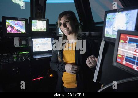 25 février 2020, Houston, Texas, États-Unis: Megan Daley de la NASA, directeur du Systems Engineering Simulator (ses) démontre ses capacités aux journalistes alors que l'agence spatiale américaine se prépare à appeler une nouvelle classe d'astronautes de 2021. Le laboratoire ses simule des dizaines de véhicules spatiaux et des opérations à la fois actuelles et conceptuelles. (Image De Crédit : © Bob Daemmrich/Zuma Wire) Banque D'Images