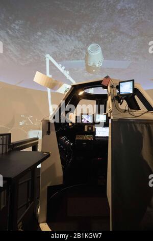 25 février 2020, Houston, Texas, États-Unis: Megan Daley de la NASA, directeur du Systems Engineering Simulator (ses) démontre ses capacités aux journalistes alors que l'agence spatiale américaine se prépare à appeler une nouvelle classe d'astronautes de 2021. Le laboratoire ses simule des dizaines de véhicules spatiaux et des opérations à la fois actuelles et conceptuelles. (Image De Crédit : © Bob Daemmrich/Zuma Wire) Banque D'Images