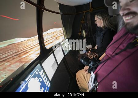 25 février 2020, Houston, Texas, États-Unis: Les journalistes conduisent un futur simulateur Mars Rover à deux personnes au simulateur Systems Engineering Simulator (ses) de la NASA comme l'agence spatiale américaine se prépare à appeler une nouvelle classe astronaute pour les futures missions spatiales. Le laboratoire ses simule des dizaines de véhicules spatiaux et des opérations à la fois actuelles et conceptuelles. (Image De Crédit : © Bob Daemmrich/Zuma Wire) Banque D'Images