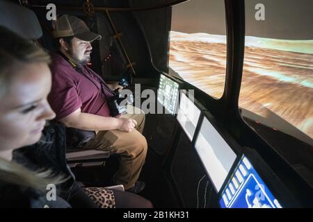 25 février 2020, Houston, Texas, États-Unis: Les journalistes conduisent un futur simulateur Mars Rover à deux personnes au simulateur Systems Engineering Simulator (ses) de la NASA comme l'agence spatiale américaine se prépare à appeler une nouvelle classe astronaute pour les futures missions spatiales. Le laboratoire ses simule des dizaines de véhicules spatiaux et des opérations à la fois actuelles et conceptuelles. (Image De Crédit : © Bob Daemmrich/Zuma Wire) Banque D'Images