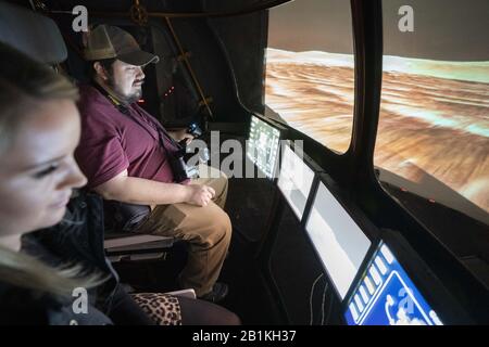 25 février 2020, Houston, Texas, États-Unis: Les journalistes conduisent un futur simulateur Mars Rover à deux personnes au simulateur Systems Engineering Simulator (ses) de la NASA comme l'agence spatiale américaine se prépare à appeler une nouvelle classe astronaute pour les futures missions spatiales. Le laboratoire ses simule des dizaines de véhicules spatiaux et des opérations à la fois actuelles et conceptuelles. (Image De Crédit : © Bob Daemmrich/Zuma Wire) Banque D'Images