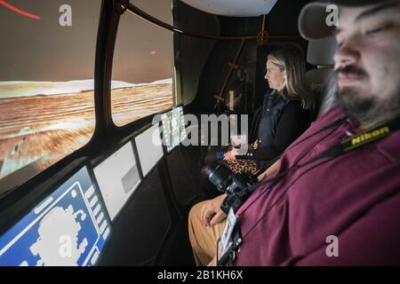 25 février 2020, Houston, Texas, États-Unis: Les journalistes conduisent un futur simulateur Mars Rover à deux personnes au simulateur Systems Engineering Simulator (ses) de la NASA comme l'agence spatiale américaine se prépare à appeler une nouvelle classe astronaute pour les futures missions spatiales. Le laboratoire ses simule des dizaines de véhicules spatiaux et des opérations à la fois actuelles et conceptuelles. (Image De Crédit : © Bob Daemmrich/Zuma Wire) Banque D'Images