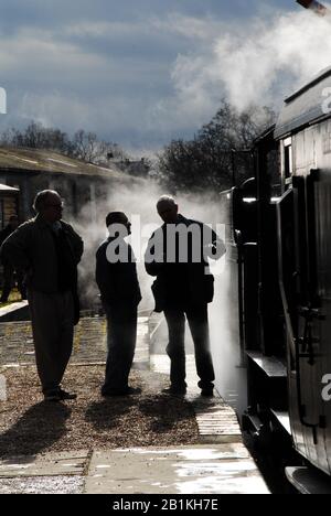 Les amateurs de trains de vapeur ont encore fait des silhouetted vapeur Bluebell chemins de fer Banque D'Images