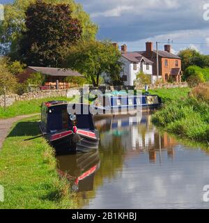 Voyage en bateau étroit de l'Anglo Welsh Trevor chantier naval sur le canal de Llangollen au nord du Pays de Galles. Banque D'Images