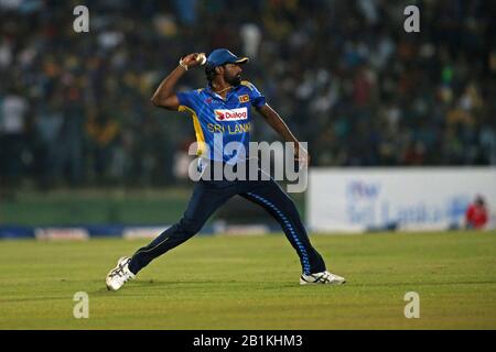 Hambantota, Sri Lanka. 26 février 2020, le Mahinda Rajapaksha International Stadium, Hambantota, Sri Lanka; un jour International cricket, Sri Lanka contre West Indies; Nuwan Pradeep jette le ballon à partir de la frontière crédit: Action plus Sports Images/Alay Live News Banque D'Images