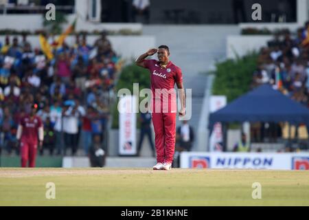 Hambantota, Sri Lanka. 26 février 2020, le stade international Mahinda Rajapaksha, Hambantota, Sri Lanka; un jour de cricket international, Sri Lanka contre les Antilles; Sheldon Cottrell célèbre en saluant comme il prend un crédit de cricket: Action plus Sports Images/Alay Live News Banque D'Images