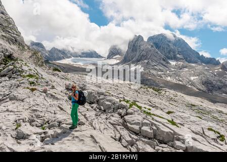 Randonneur, Paysage Alpin, Grand Glacier De Gosau, Dachstein Et Torstein, Salzkammergut, Haute-Autriche, Autriche Banque D'Images